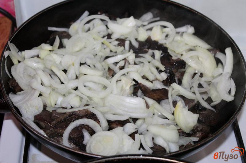 Фото приготовление рецепта: Жареные грибы с луком в белом соусе шаг №3