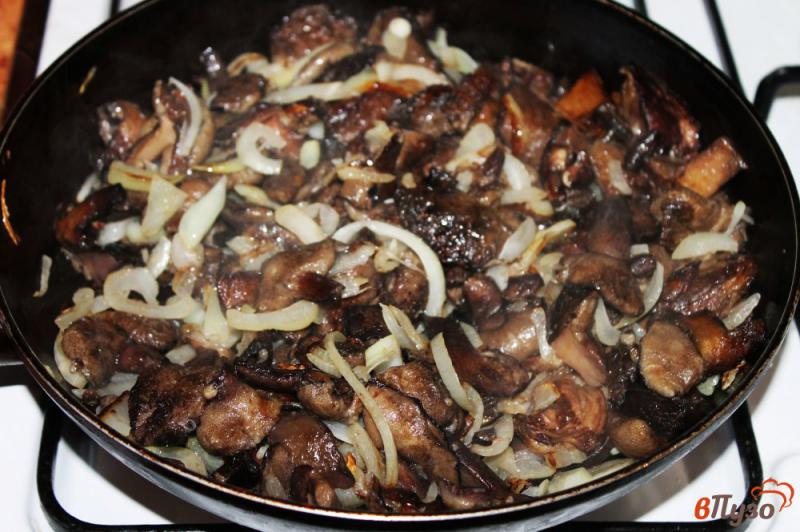 Фото приготовление рецепта: Жареные грибы с луком в белом соусе шаг №4