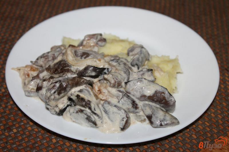 Фото приготовление рецепта: Жареные грибы с луком в белом соусе шаг №5