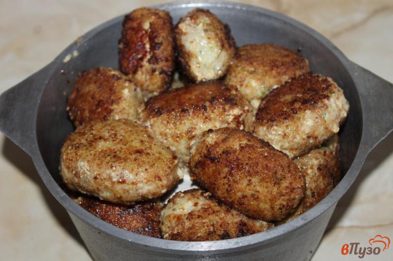 Фото приготовление рецепта: Тушеные куриные котлеты с паприкой шаг №7