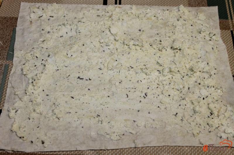 Фото приготовление рецепта: Тонкий лаваш с сыром и чесноком шаг №5