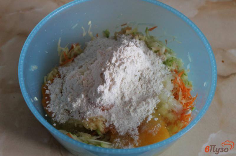 Фото приготовление рецепта: Кабачковые оладьи с картофелем шаг №3