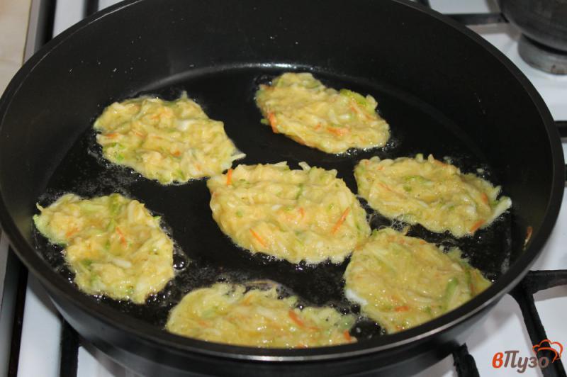Фото приготовление рецепта: Кабачковые оладьи с картофелем шаг №5