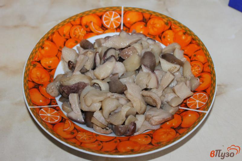 Фото приготовление рецепта: Пельмени в сливочно - грибном соусе шаг №1