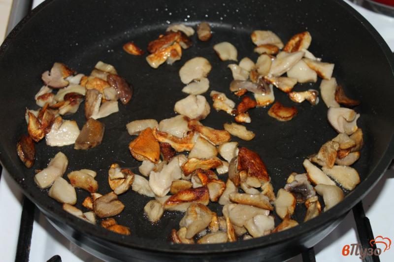 Фото приготовление рецепта: Пельмени в сливочно - грибном соусе шаг №2
