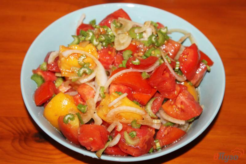 Фото приготовление рецепта: Помидорный салат с луком сельдереем к мясу шаг №5