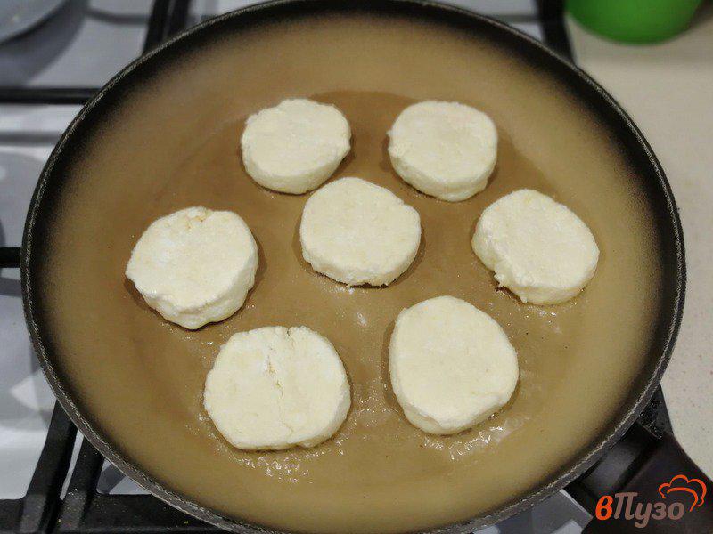 Фото приготовление рецепта: Сырники без сахара на рисовой муке шаг №5