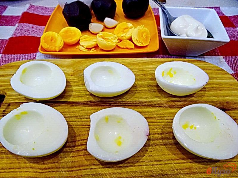 Фото приготовление рецепта: Яйца фаршированные свекольным салатом шаг №2