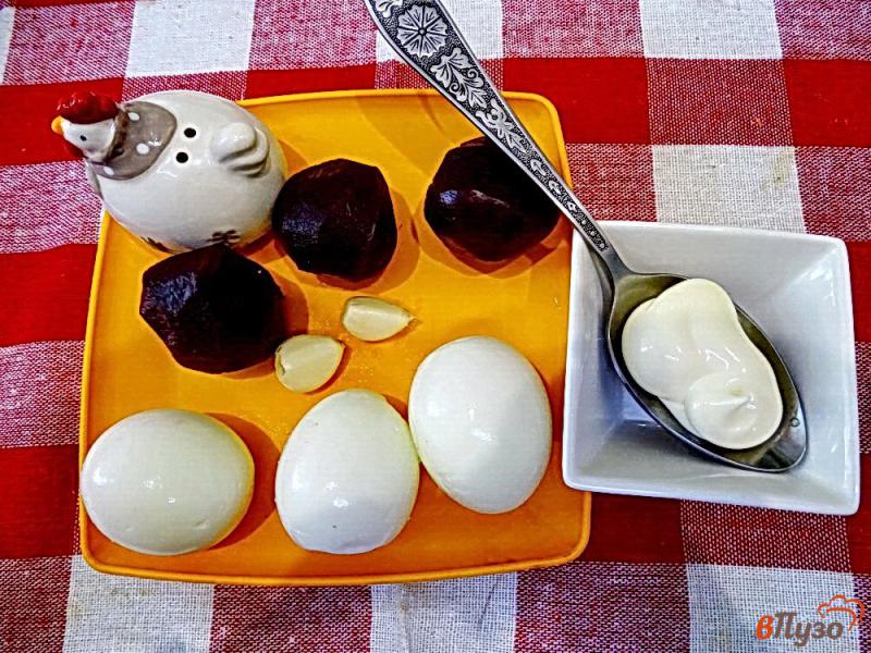 Фото приготовление рецепта: Яйца фаршированные свекольным салатом шаг №1
