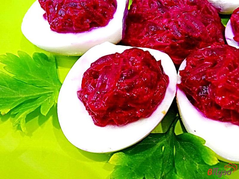 Фото приготовление рецепта: Яйца фаршированные свекольным салатом шаг №7