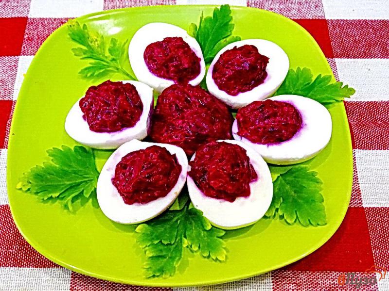 Фото приготовление рецепта: Яйца фаршированные свекольным салатом шаг №8