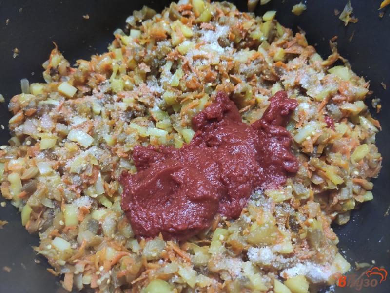 Фото приготовление рецепта: Икра из баклажанов с томатной пастой шаг №5