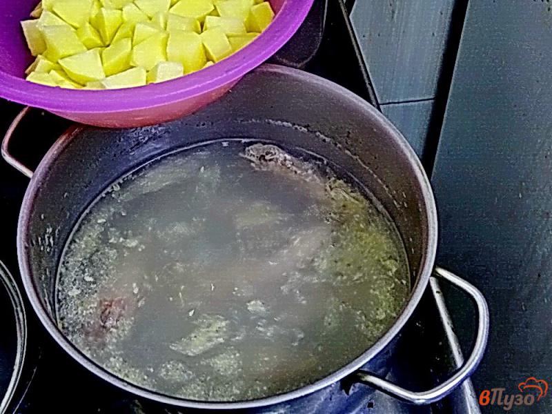 Фото приготовление рецепта: Гороховый суп с куриными шейками шаг №5