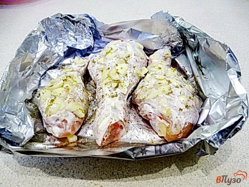 Фото приготовление рецепта: Куриные голени с майонезом и чесноком в духовке шаг №5