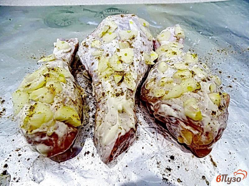 Фото приготовление рецепта: Куриные голени с майонезом и чесноком в духовке шаг №4