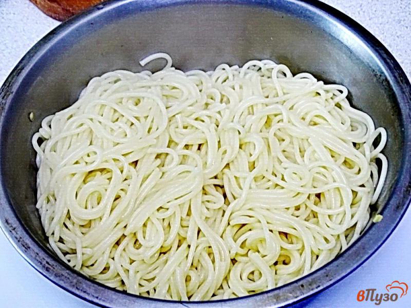 Фото приготовление рецепта: Спагетти с помидорами и сыром шаг №2