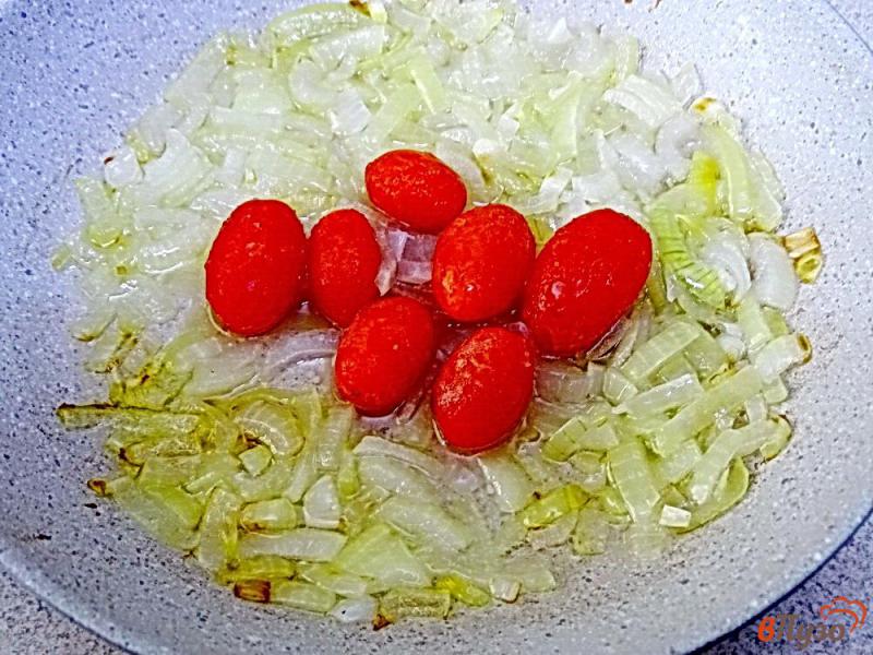 Фото приготовление рецепта: Спагетти с помидорами и сыром шаг №4