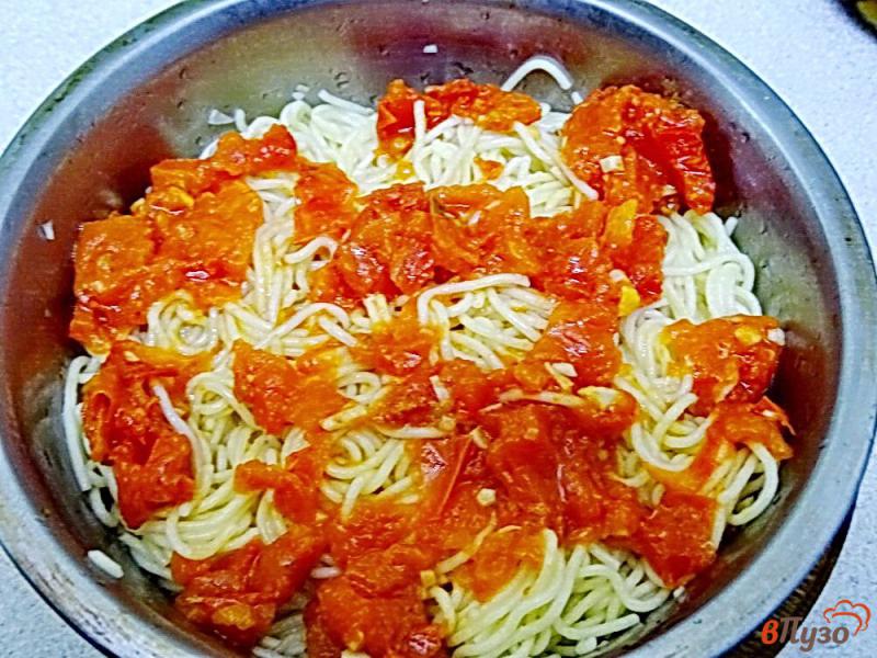 Фото приготовление рецепта: Спагетти с помидорами и сыром шаг №5