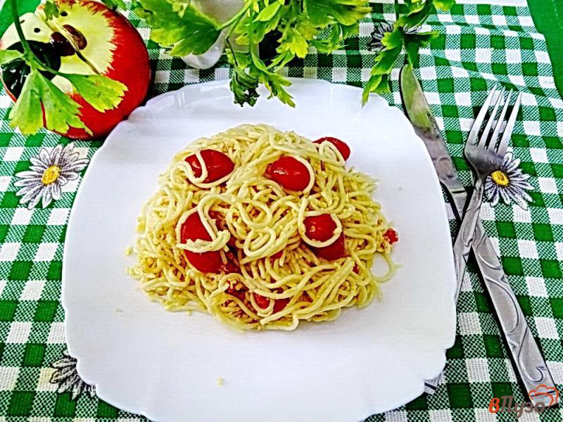 Фото приготовление рецепта: Спагетти с помидорами и сыром шаг №7