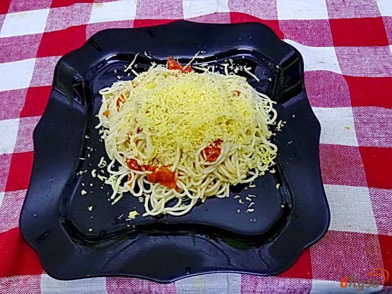 Фото приготовление рецепта: Спагетти с помидорами и сыром шаг №6