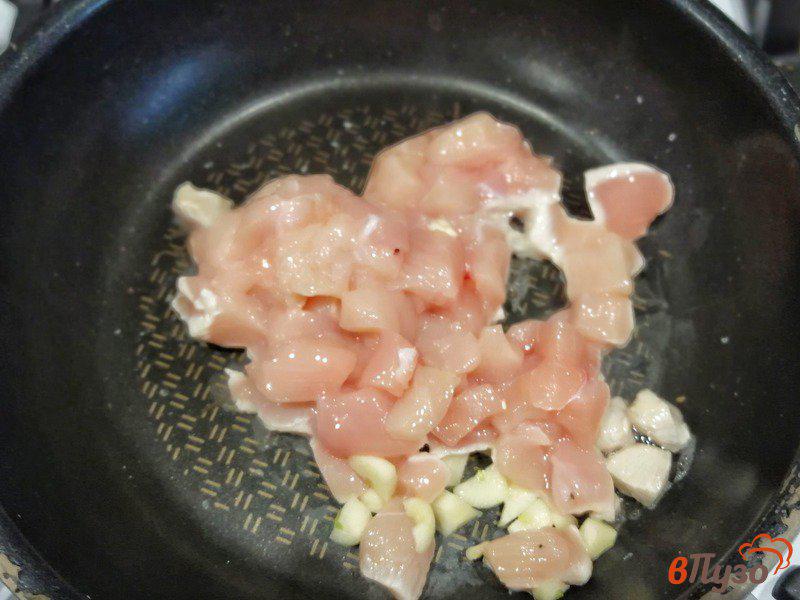 Фото приготовление рецепта: Фунчоза с овощами и курицей шаг №3