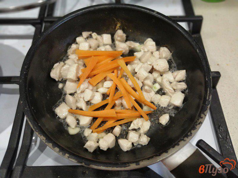 Фото приготовление рецепта: Фунчоза с овощами и курицей шаг №4