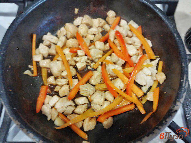 Фото приготовление рецепта: Фунчоза с овощами и курицей шаг №6