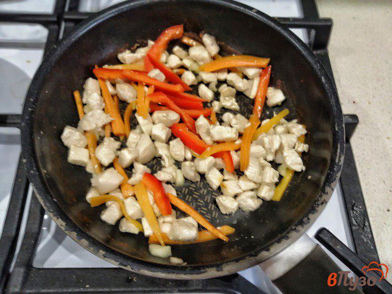 Фото приготовление рецепта: Фунчоза с овощами и курицей шаг №5
