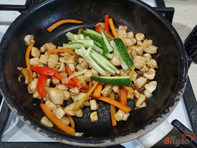 Фото приготовление рецепта: Фунчоза с овощами и курицей шаг №7