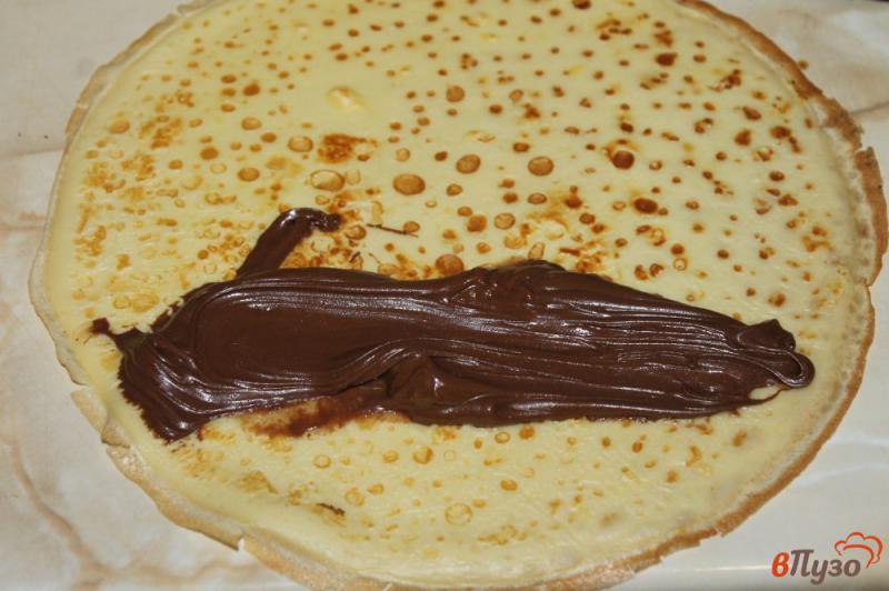 Фото приготовление рецепта: Сладкие блины с шоколадной пастой шаг №5