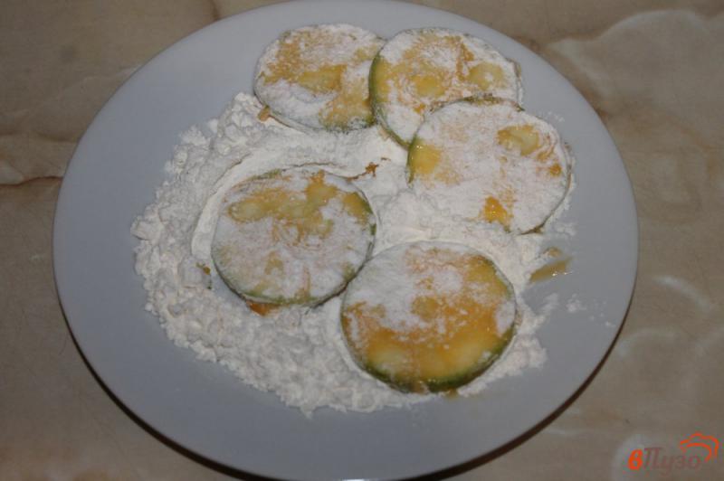 Фото приготовление рецепта: Кабачки в кляре со сметанно - сырным соусом шаг №2