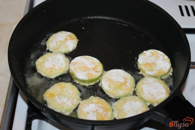 Фото приготовление рецепта: Кабачки в кляре со сметанно - сырным соусом шаг №3