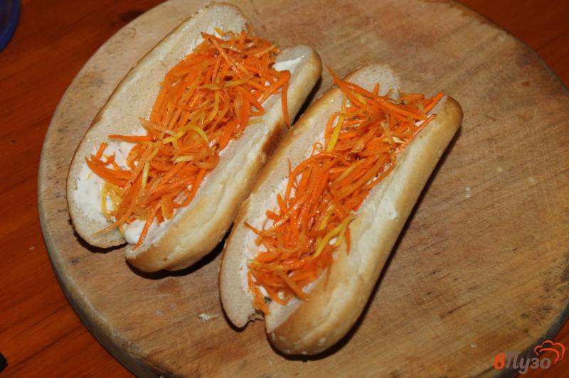 Фото приготовление рецепта: Домашние хот - доги с сосисками огурцом и морковью по - корейски шаг №2