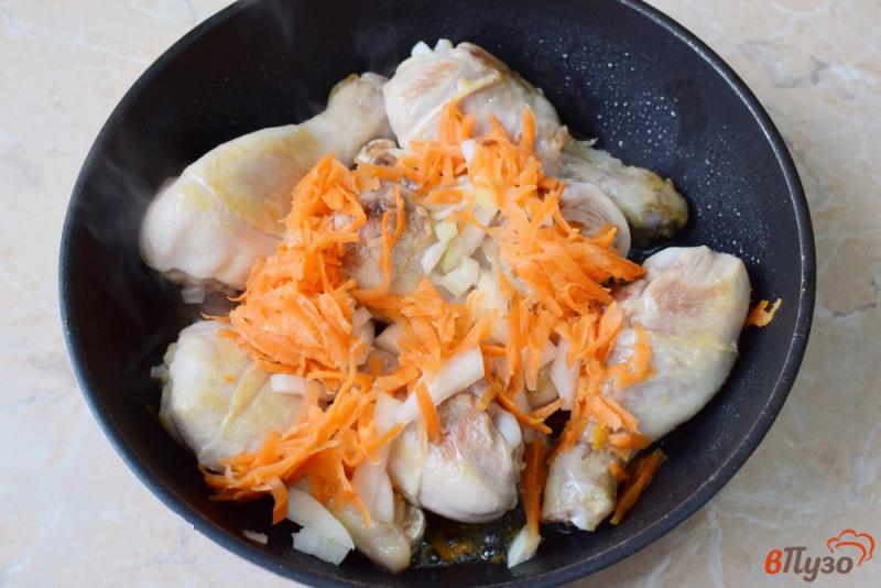 Фото приготовление рецепта: Курица с овощами и грибами в соевом соусе шаг №2