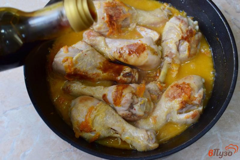 Фото приготовление рецепта: Курица с овощами и грибами в соевом соусе шаг №4