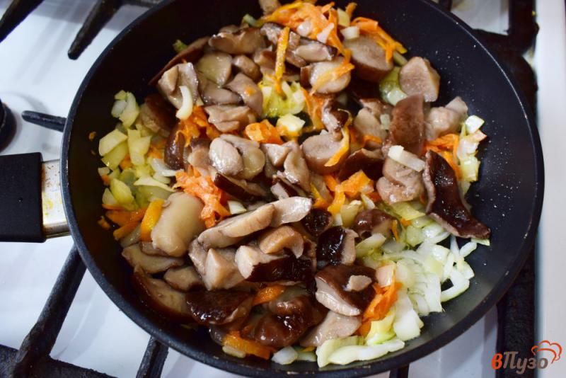 Фото приготовление рецепта: Курица с овощами и грибами в соевом соусе шаг №3