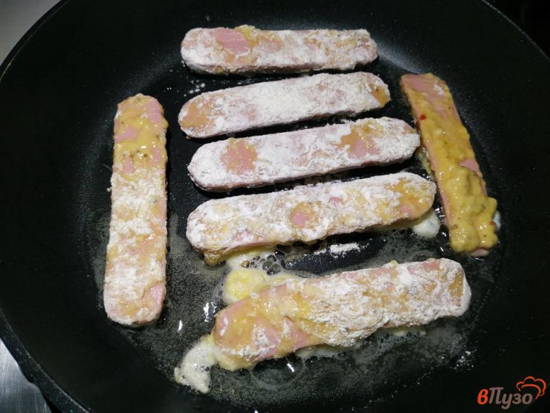 Фото приготовление рецепта: Сосиски в кляре на сковороде шаг №8