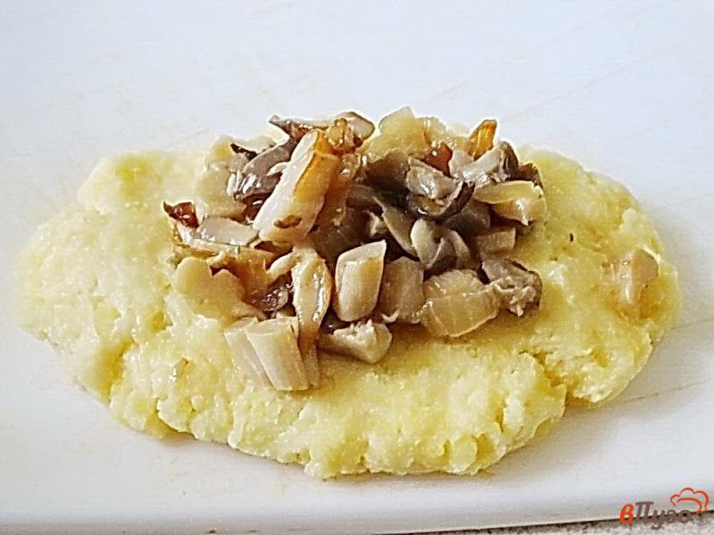 Фото приготовление рецепта: Картофельные зразы с грибами в духовке шаг №7