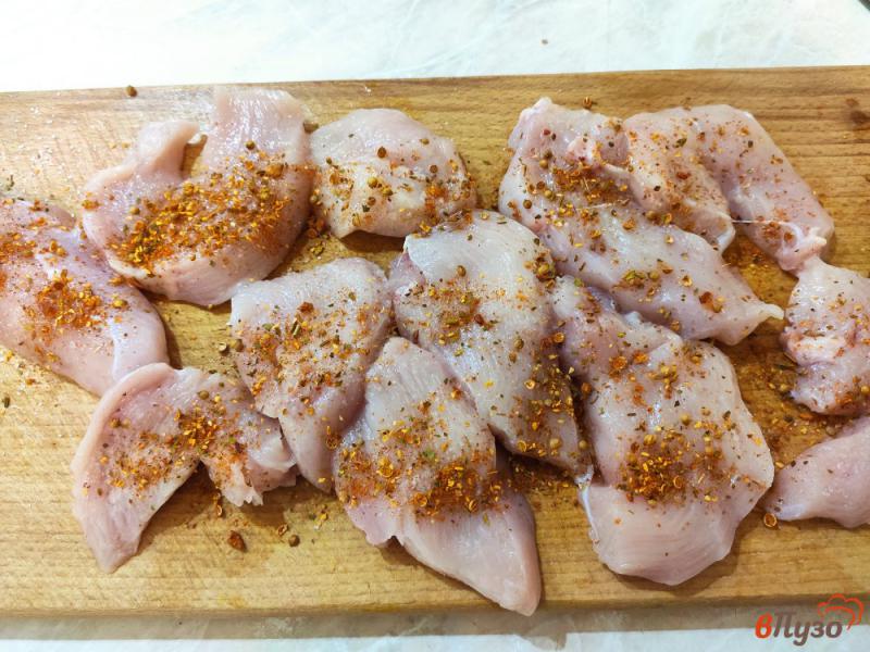 Фото приготовление рецепта: Оливье с курицей без майонеза шаг №2