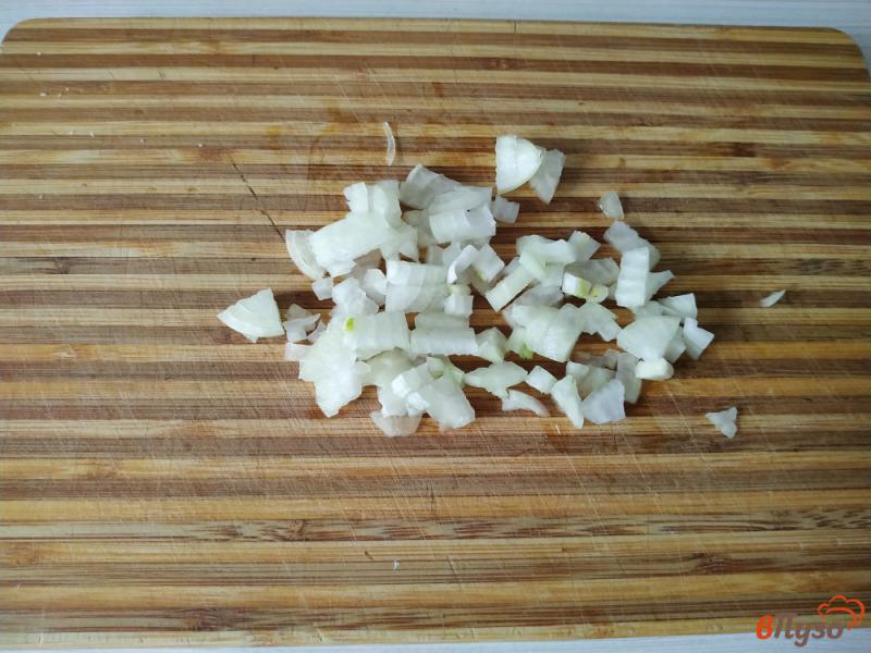 Фото приготовление рецепта: Слоёный рыбный салат шаг №2