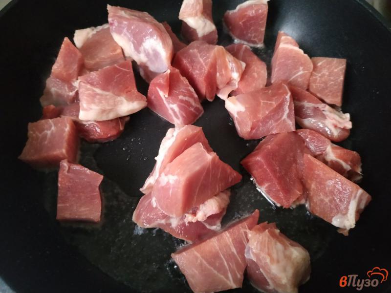 Фото приготовление рецепта: Гуляш из свинины со сливами и гранатом шаг №2