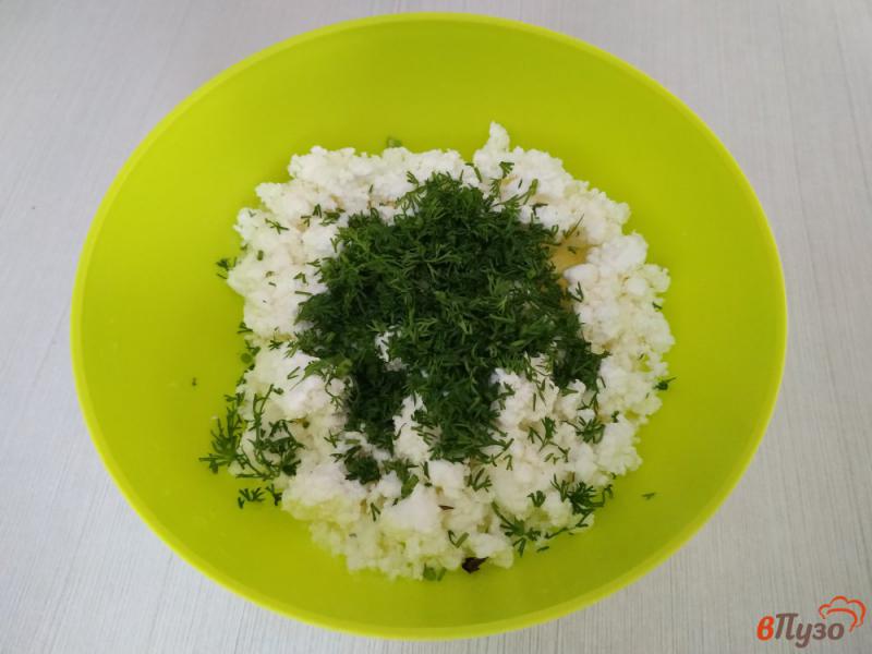 Фото приготовление рецепта: Соленые сырники с зеленью шаг №3