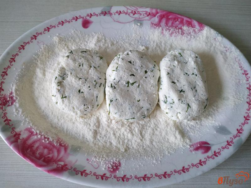 Фото приготовление рецепта: Соленые сырники с зеленью шаг №5