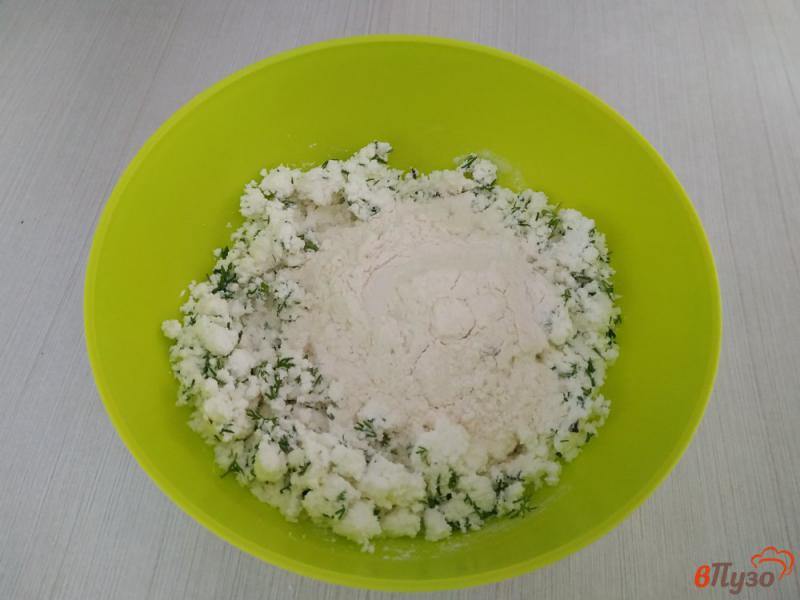 Фото приготовление рецепта: Соленые сырники с зеленью шаг №4