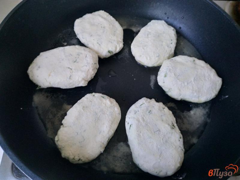 Фото приготовление рецепта: Соленые сырники с зеленью шаг №6