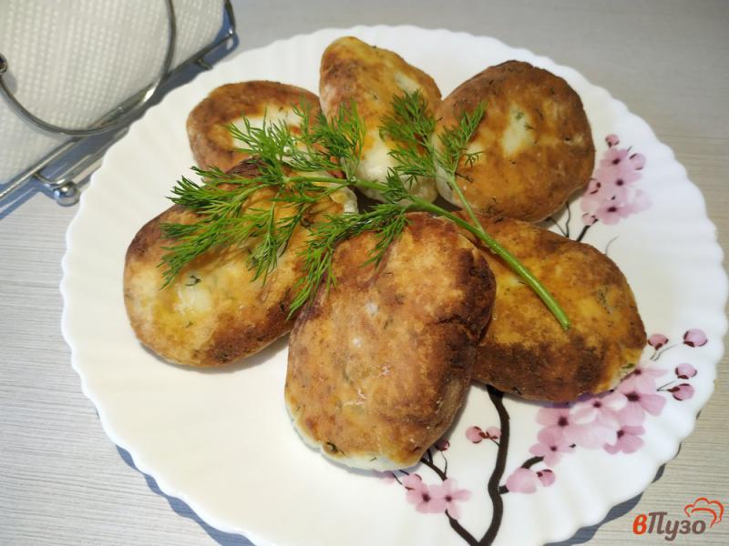 Фото приготовление рецепта: Соленые сырники с зеленью шаг №8