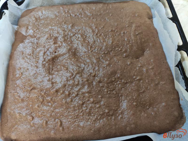 Фото приготовление рецепта: Торт с шоколадными коржами и творожно сметанным кремом шаг №4