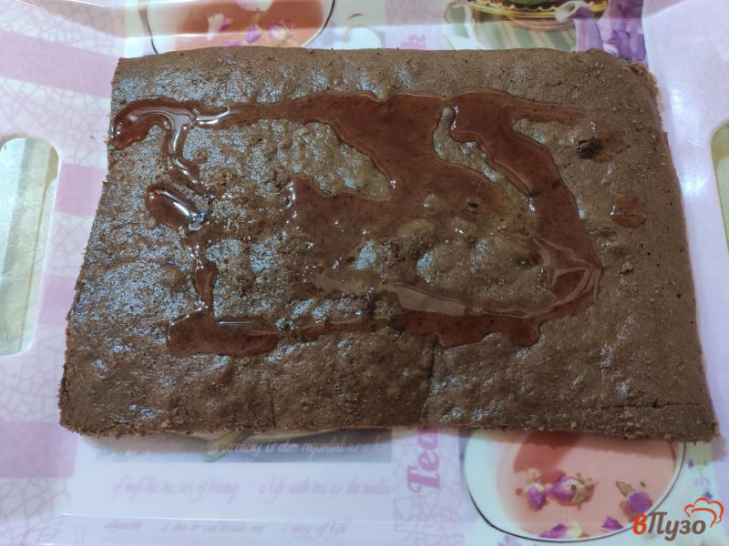 Фото приготовление рецепта: Торт с шоколадными коржами и творожно сметанным кремом шаг №9