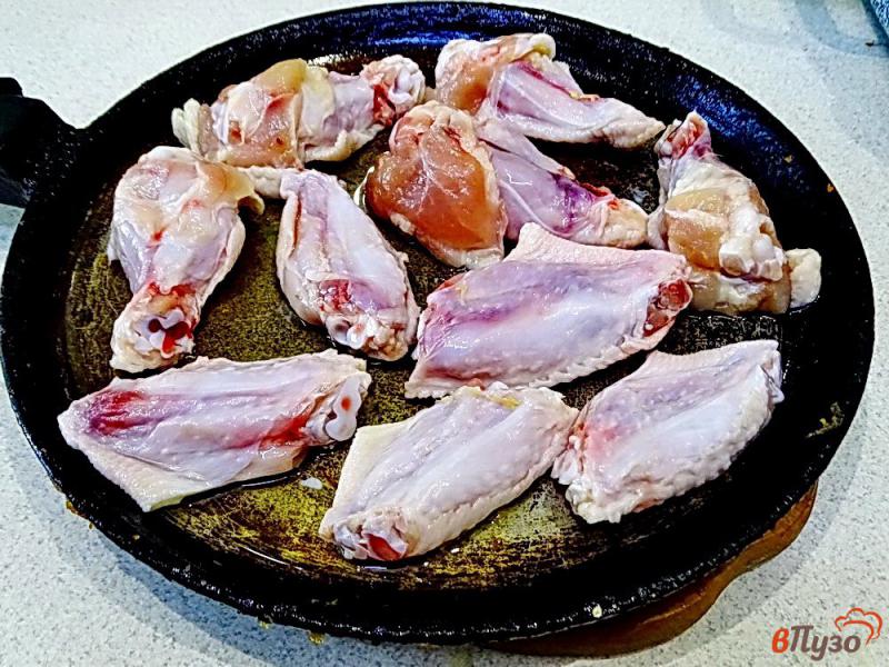 Фото приготовление рецепта: Куриные крылышки тушеные с овощами шаг №3
