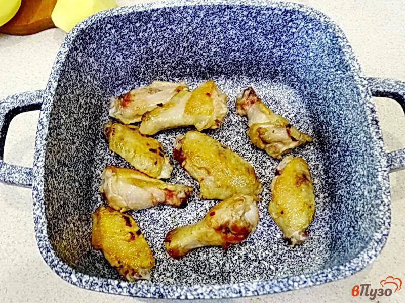 Фото приготовление рецепта: Куриные крылышки тушеные с овощами шаг №4